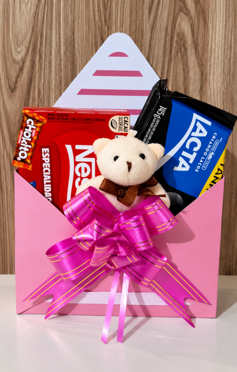 Embalagem rosa personalizada com chocolates e ursinho
