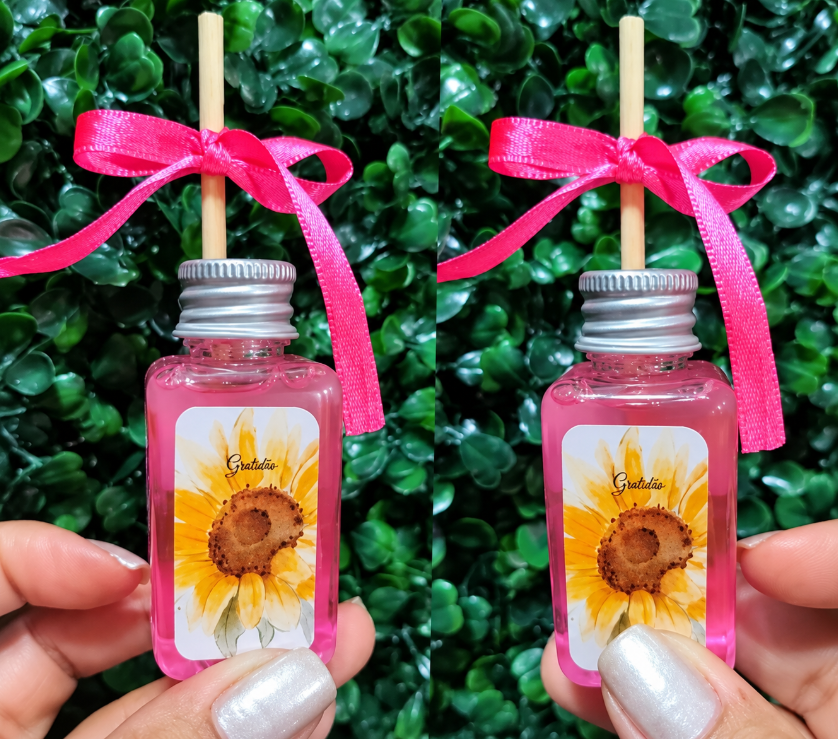 Lembrancinhas personalizadas: frascos com girassol e a palavra Gratidão